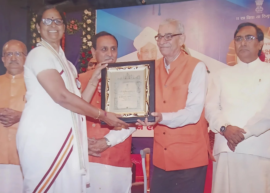 Urmilabahen receiving Best Teacher Award